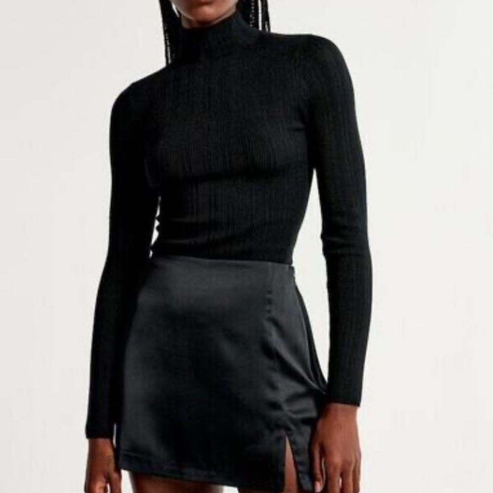 Abercrombie Slim Rib Turtleneck Sweater in Black size S